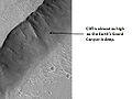 Falésia em Kasei Valles, vista pela HiRISE.