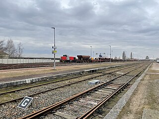 Les quais côté La Membrolle-sur-Choisille. Au fond, la base LGV.