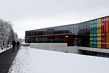 Photo du bâtiment de l'université d'Islande sous la neige