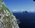 La parete rocciosa a strapiombo sull'Oceano e Little Skellig a distanza