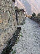 Autre exemple de petit canal d'irrigation inca à Ollantaytambo.