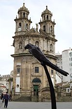 Façade de l'église et statue du Perroquet Ravachol.