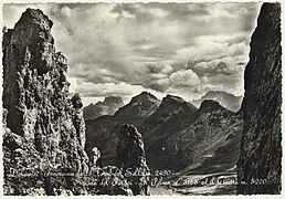 Carte postale de 1957 montrant la route du col Pordoi depuis les Torri del Sella.