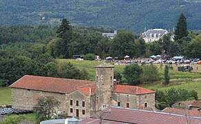 À Gerlande, une ancienne ferme forte et un château XIXe siècle.