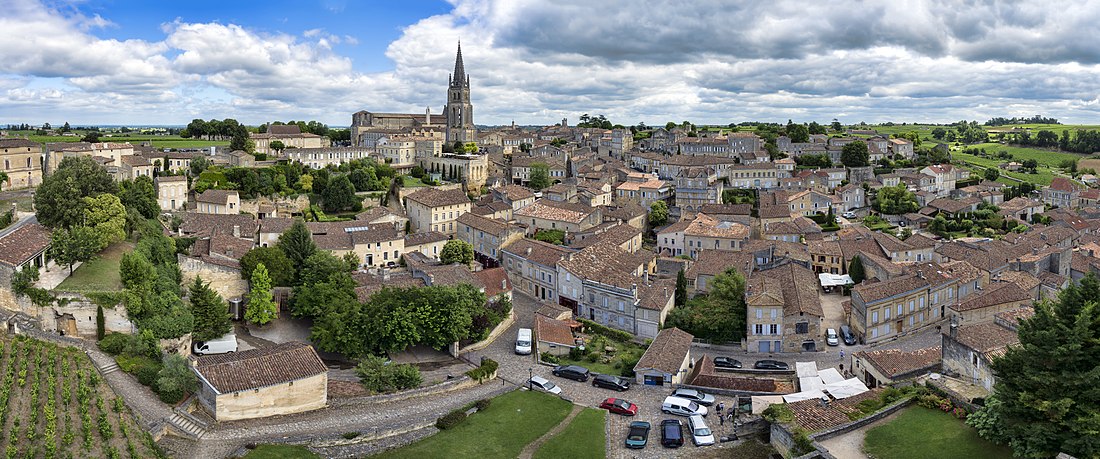 Vista panorámica da vila de Saint-Émilion, Francia.