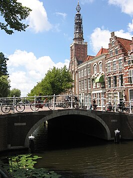 Het Steenschuur in Leiden; op de foto is de Groenebrug en de toren van de Sint-Lodewijkskerk te zien