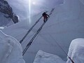 Alpiniste montant la cascade de glace du Khumbu.