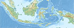 Mapa konturowa Indonezji, blisko lewej krawiędzi u góry znajduje się owalna plamka nieco zaostrzona i wystająca na lewo w swoim dolnym rogu z opisem „Toba”