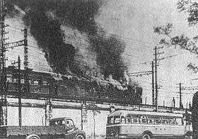 Le premier wagon du train en feu.