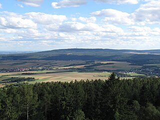 Blick vom Hausbergturm südsüdostwärts zum etwa 10 km entfernten Steinkopf im Winterstein-Taunuskamm