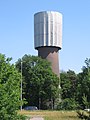 De watertoren uit 1897 met zijn provisorische aluminium mantel (1967), voor de renovatie (2009)