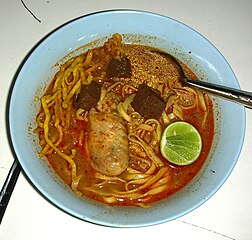 Khao soi ayam dengan darah ketul di kafeteria sekolah, Chiang Rai, Thailand