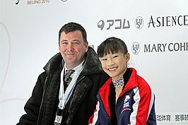 Brian Orser als coach van Christina Gao in december 2010