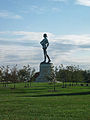 Un monumento a Orfeo cercano al fuerte está dedicado a los soldados del fuerte y a Francis Scott Key