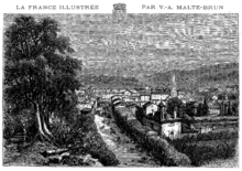 Gravure en noir et blanc (et toutes les nuances entre ces deux couleurs) d'Aurillac. La route bordée d'arbres qui mène au cœur de la localité y est représentée comme si la chose avait été observée de très haut : on le voit à la très petite taille des piétons qui l'empruntent pour gagner la ville et une série de maisons plus ou moins rassemblées autour de l'église Saint-Géraud et son clocher qui les dépassent largement. À l'arrière-plan, les collines environnantes. Le dernier tiers de ce panorama d'Aurillac, à gauche, est occupé de bas en haut (et en largeur) par un arbre dont les proportions géantes ne s'accordent pas avec le reste des éléments représentés dans cette vue du chef-lieu du Cantal.