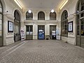 The station hall with its ticket office and ticket machines in 2022.