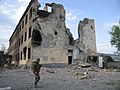 Soldat russe dans les ruines de la ville après la bataille