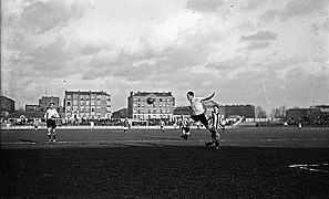 Rencontre de football et derby parisien entre le Red Star et le Racing CF au stade de Paris à Saint-Ouen, le 31 décembre 1922.