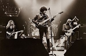 Thin Lizzy v Manchester Apollo v roce 1983 Zleva: Sykes, Lynott, Gorham, Wharton; Downey není vidět