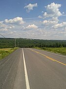 La route 298 franchit les collines près de Saint-Charles-Garnier.