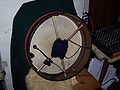 Bodhrán von Bob Bales mit Kreuz und Mikrofon von hinten