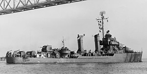 USS Davison (DMS-37) (ex-DD-618) off Charleston Navy Yard, ngày 28 tháng 7 năm 1945.