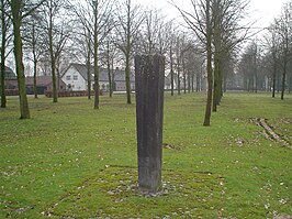 Gedenkzuil op het plein van Heers ter herinnering aan de ruilverkaveling