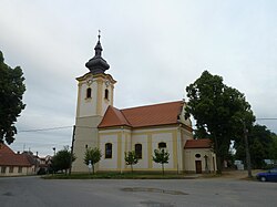 Střed obce s kostelem sv. Františka z Assisi