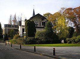 Woudenbergseweg met rechts het Wilhelminapark te Zeist