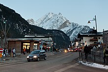 カナツェーイ中心街とマルモラーダ山