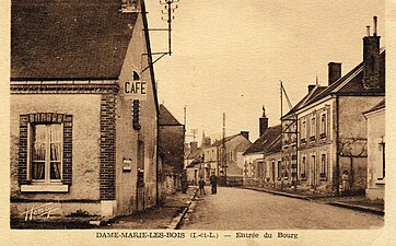 Carte postale sépia d'une rue bordée de maisons de part et d'autre.