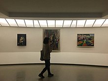 Photographie d'un niveau du musée dans la grande rotonde. Vue de trois tableaux accrochés sur le mur.