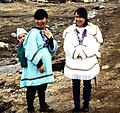 Dos nuevos madres inuit cola so amauti (Anorak con capiellu), Pond Inlet 1995