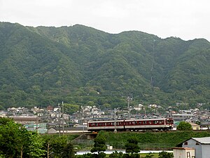 信貴線を走る1430系。背景は高安山。 山腹に西信貴鋼索線が見える。