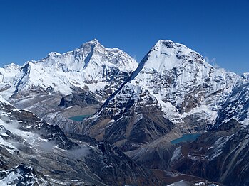 O Makalu (à esquerda) e o Chomo Lonzo (à direita), vistos de sudoeste