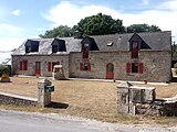 Maison avec son puits du bourg de Mellionnec.