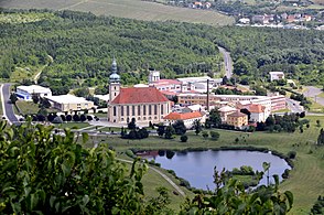 pohled na kostel a okolí