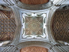 Tour-lanterne du XIVe siècle sur des arcades romanes.