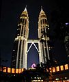 Pemandangan Menara Kembar Petronas pada malam hari.