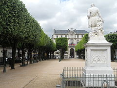 Statue d'Henri IV et hôtel de ville de Pau.