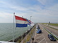 Vlaggen van Nederland, Friesland en Hollands Kroon op de Afsluitdijk