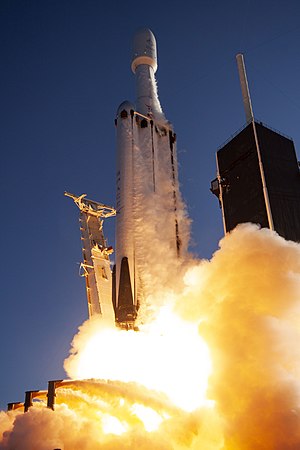 Raketa Falcon Heavy startuje na misi ArabSat 6A. B1055 byl použit jako centrální stupeň.