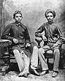 Gandhi (à gauche) et son camarade de classe Sheikh Mehtab (à droite) en 1883