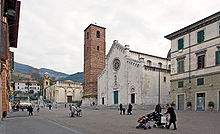 Pietrasanta domplatz.jpg