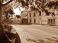 Le bourg de Pleuven : la rue devant la mairie.