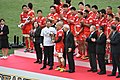 同左、18季ぶりの優勝で平尾誠二の遺影を手に表彰式に臨む前川鐘平（2018年12月15日撮影）