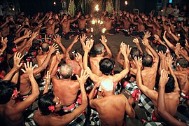 Danza Kecak realizada por muchos bailarines masculinos.