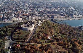 Vue aérienne du mont dominant le Danube.