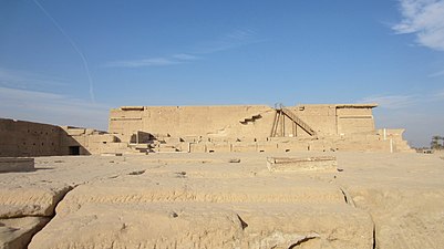 Les terrasses (Est à droite, Ouest à gauche).