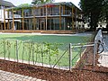 Sportplatz und Neubau aus dem Jahr 2009 mit u. a. der Schulmensa